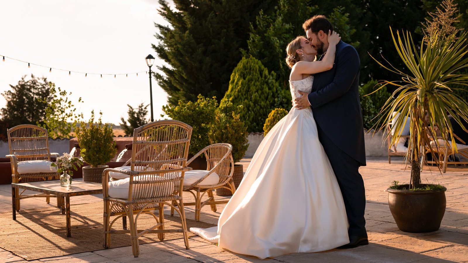 Beso de los novios al atardecer en una terraza