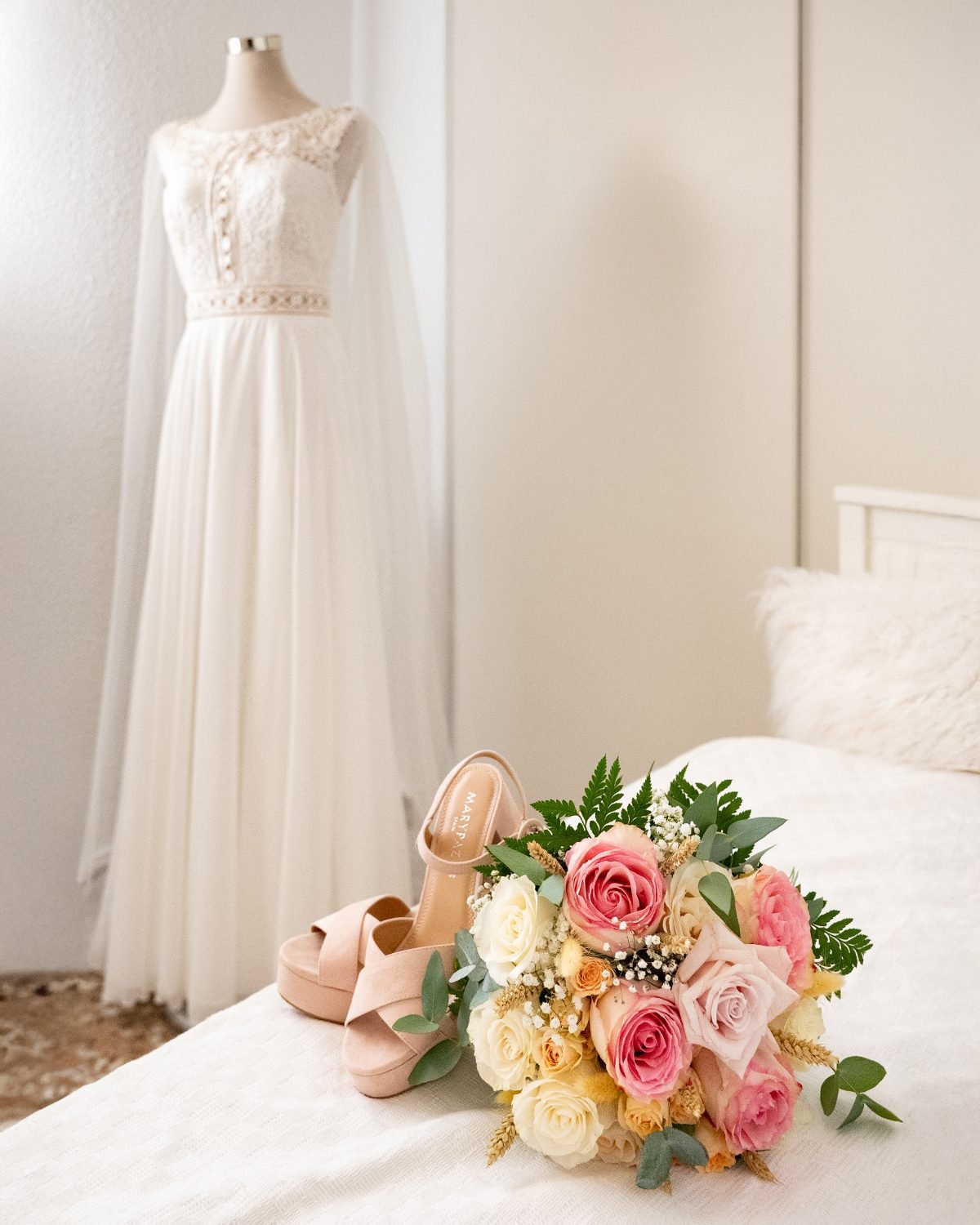 Vestido de novia, zapatos y ramo
