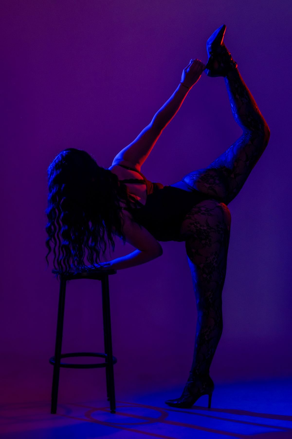 Silueta con luz violeta y pierna en alto