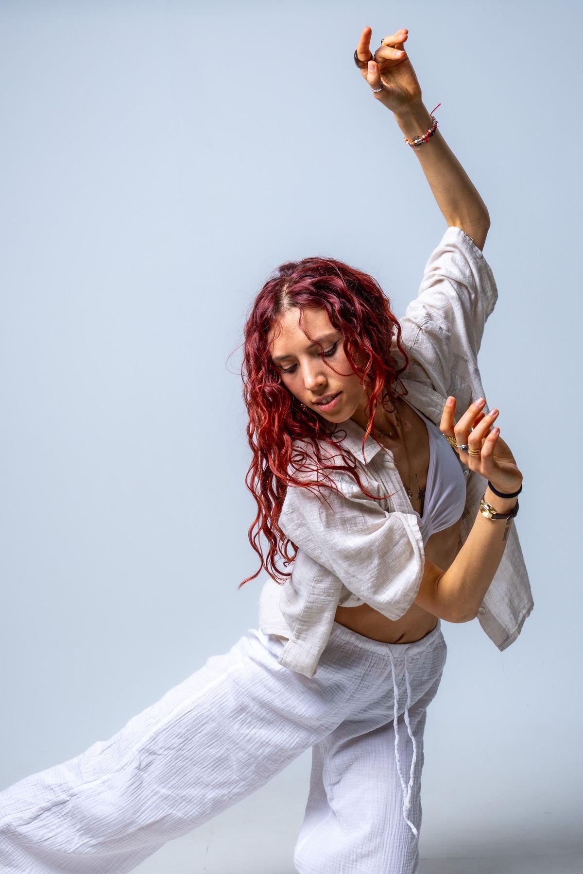 Retrato bailando con brazo en alto