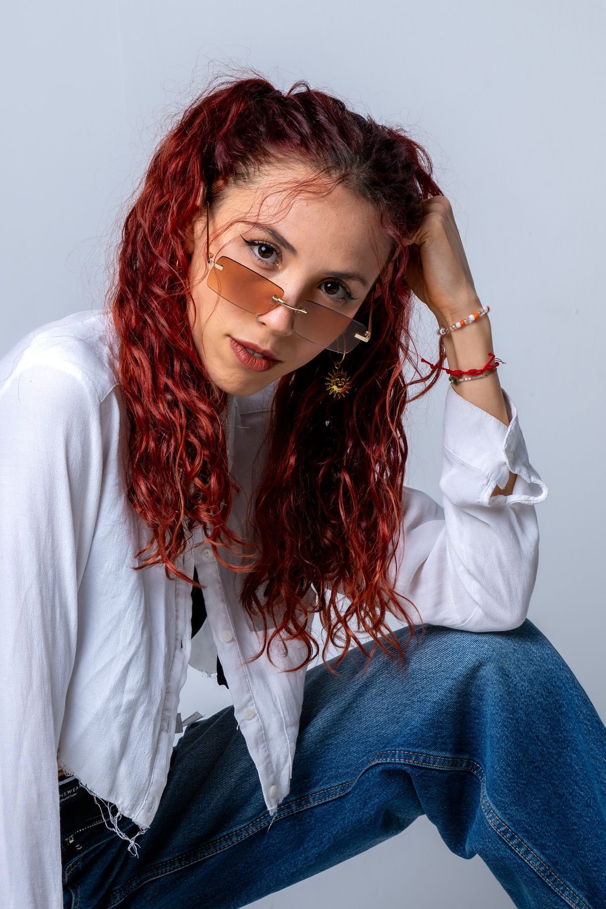Retrato con gafas naranjas y camisa blanca