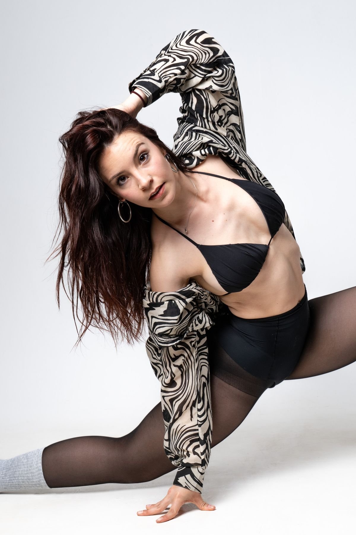 Pose de danza en el suelo con camisa estampada