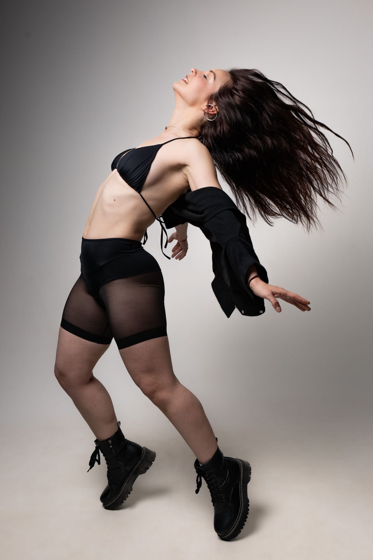 Salto hacia atrás con el pelo al aire