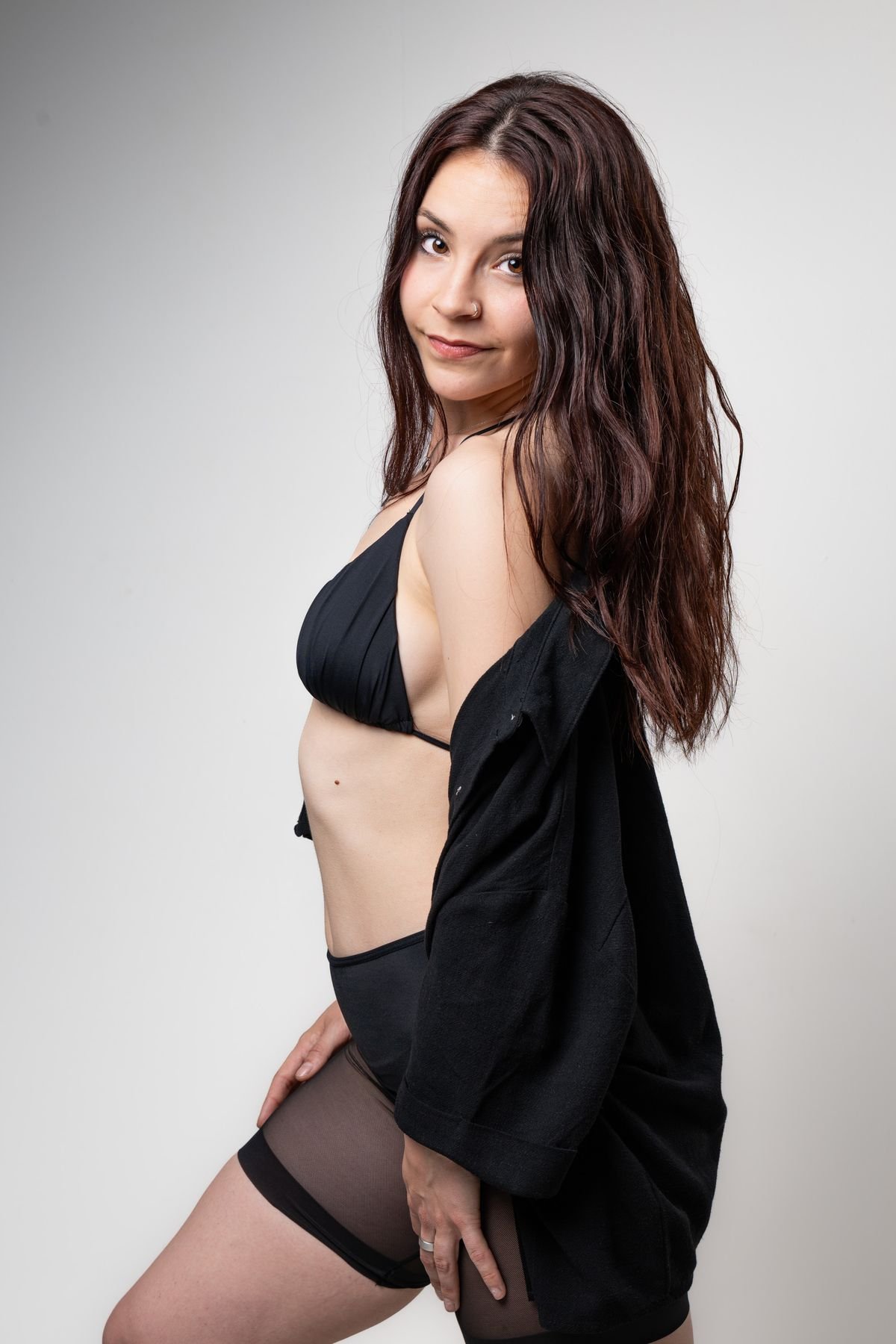 Retrato de perfil con camisa negra