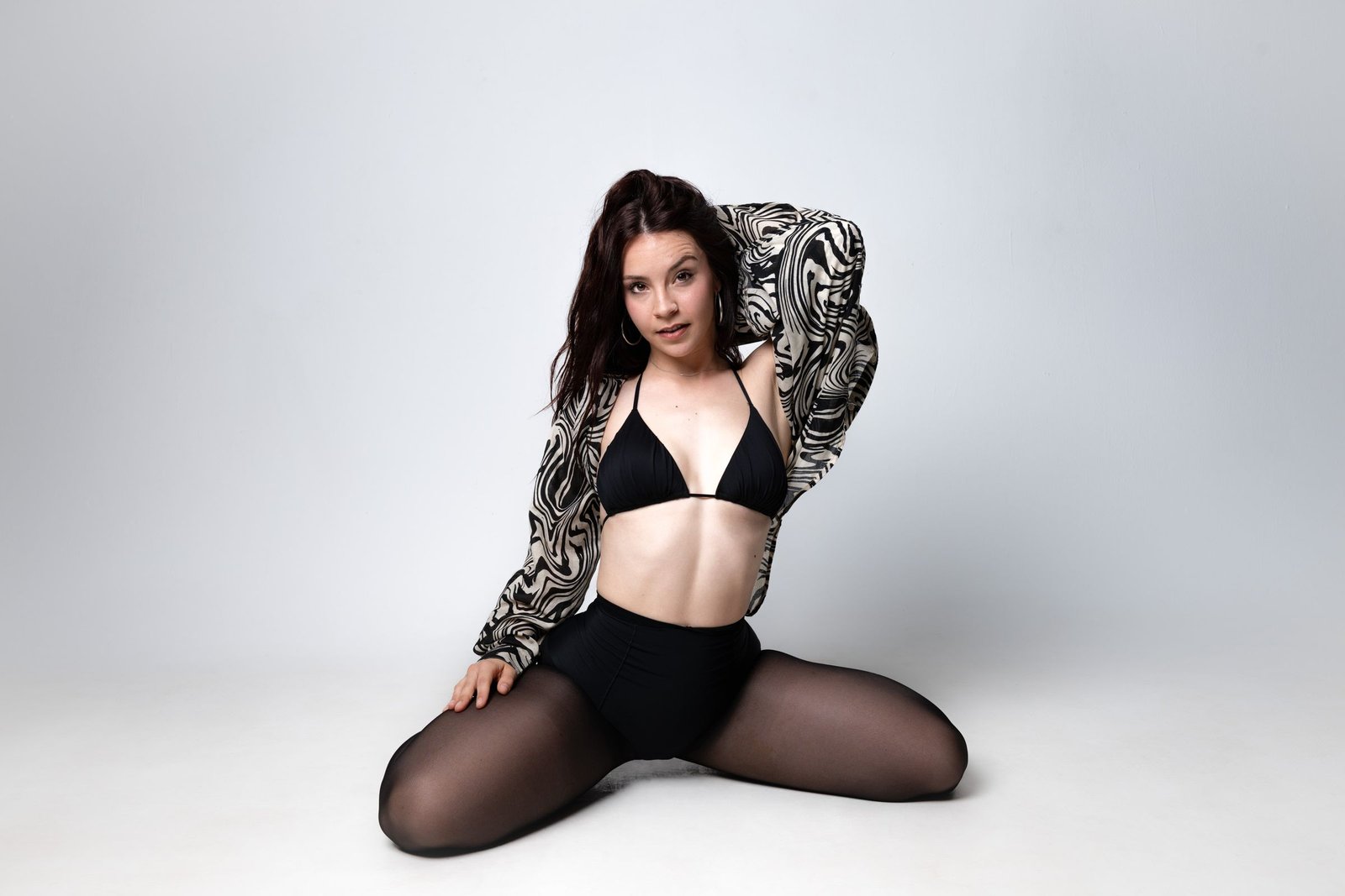 Sentada en el suelo con camisa estampada