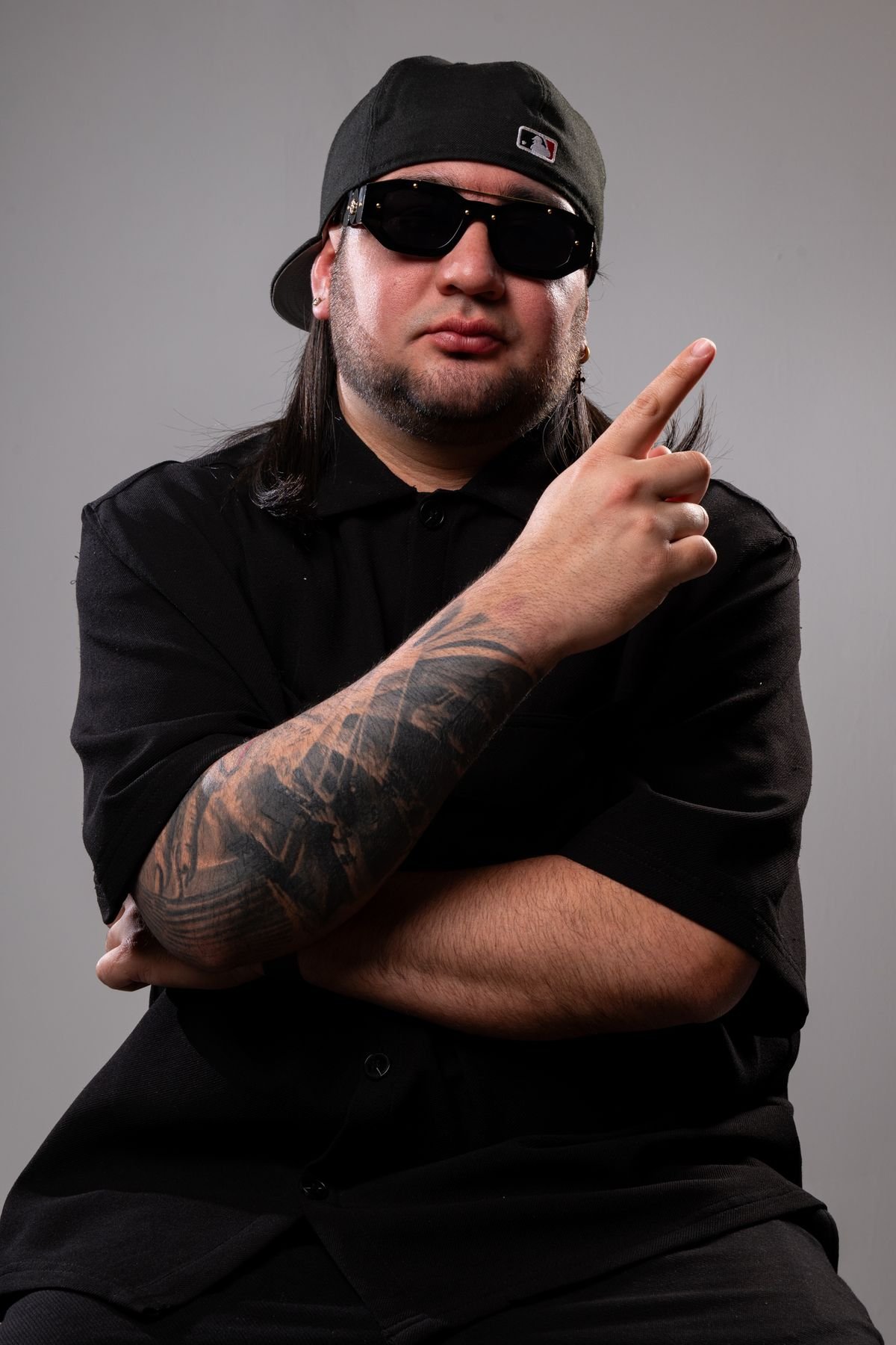 Retrato con gorra hacia atrás señalando con el dedo