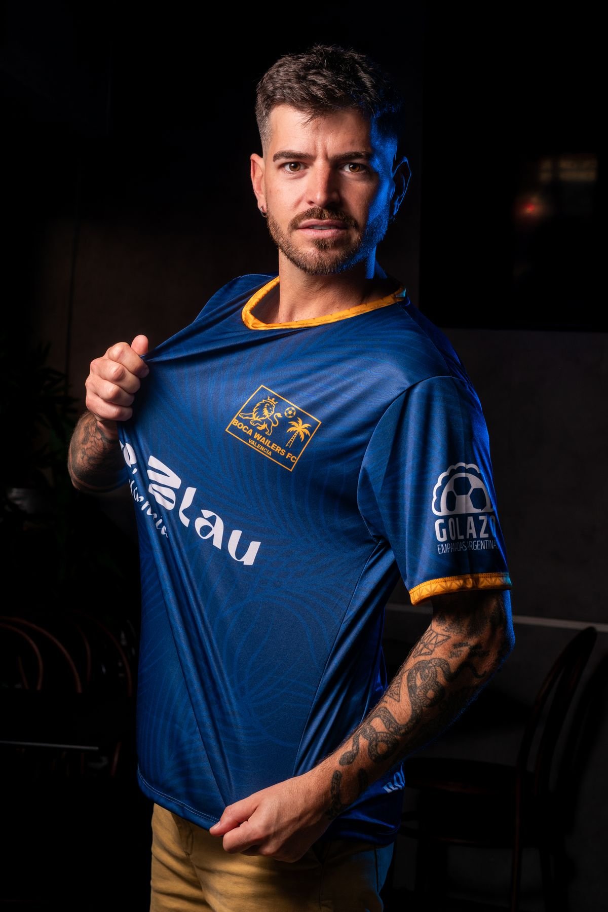Jugador estirando la camiseta del equipo