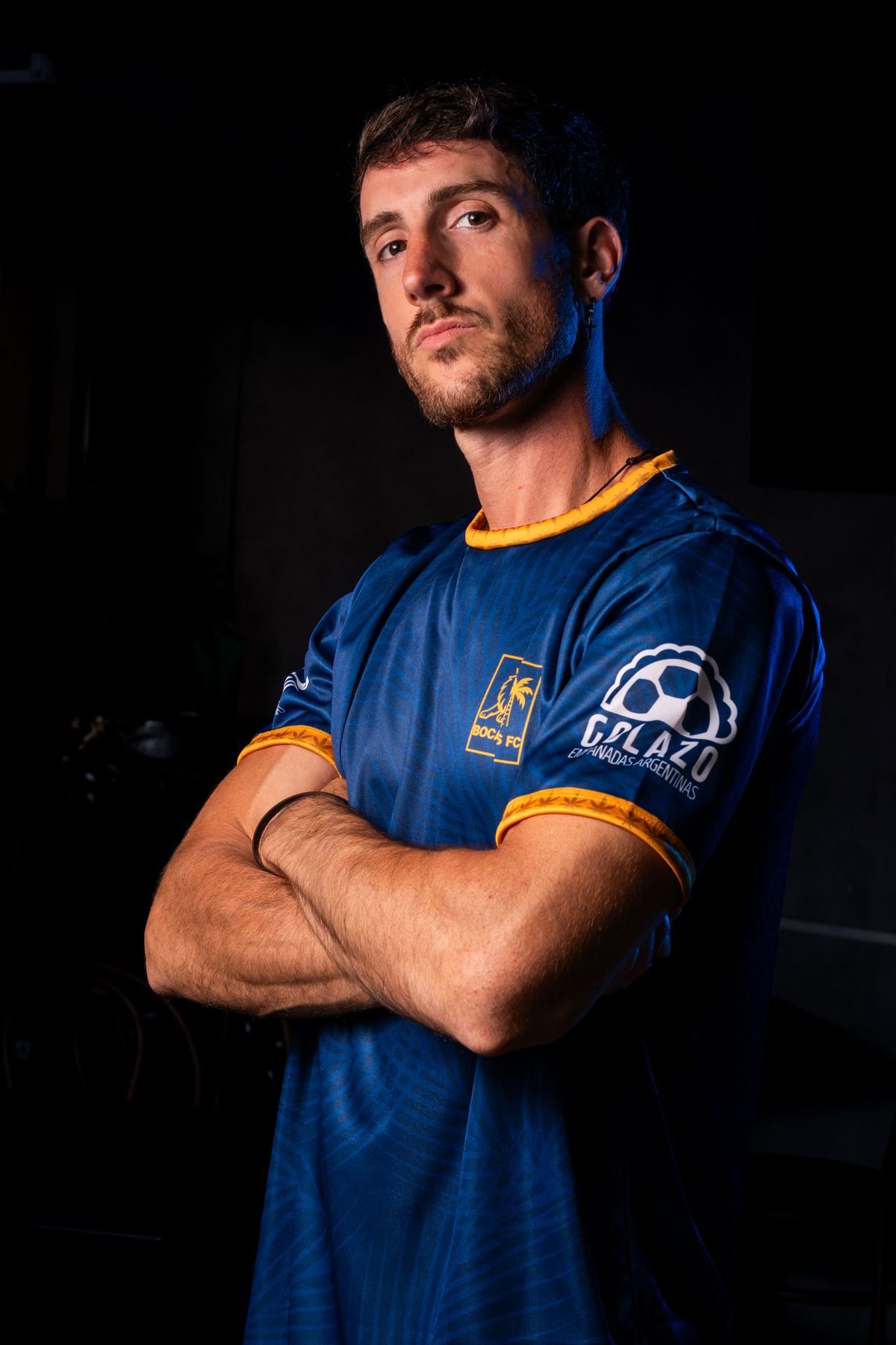 Jugador de brazos cruzados con mirada desafiante