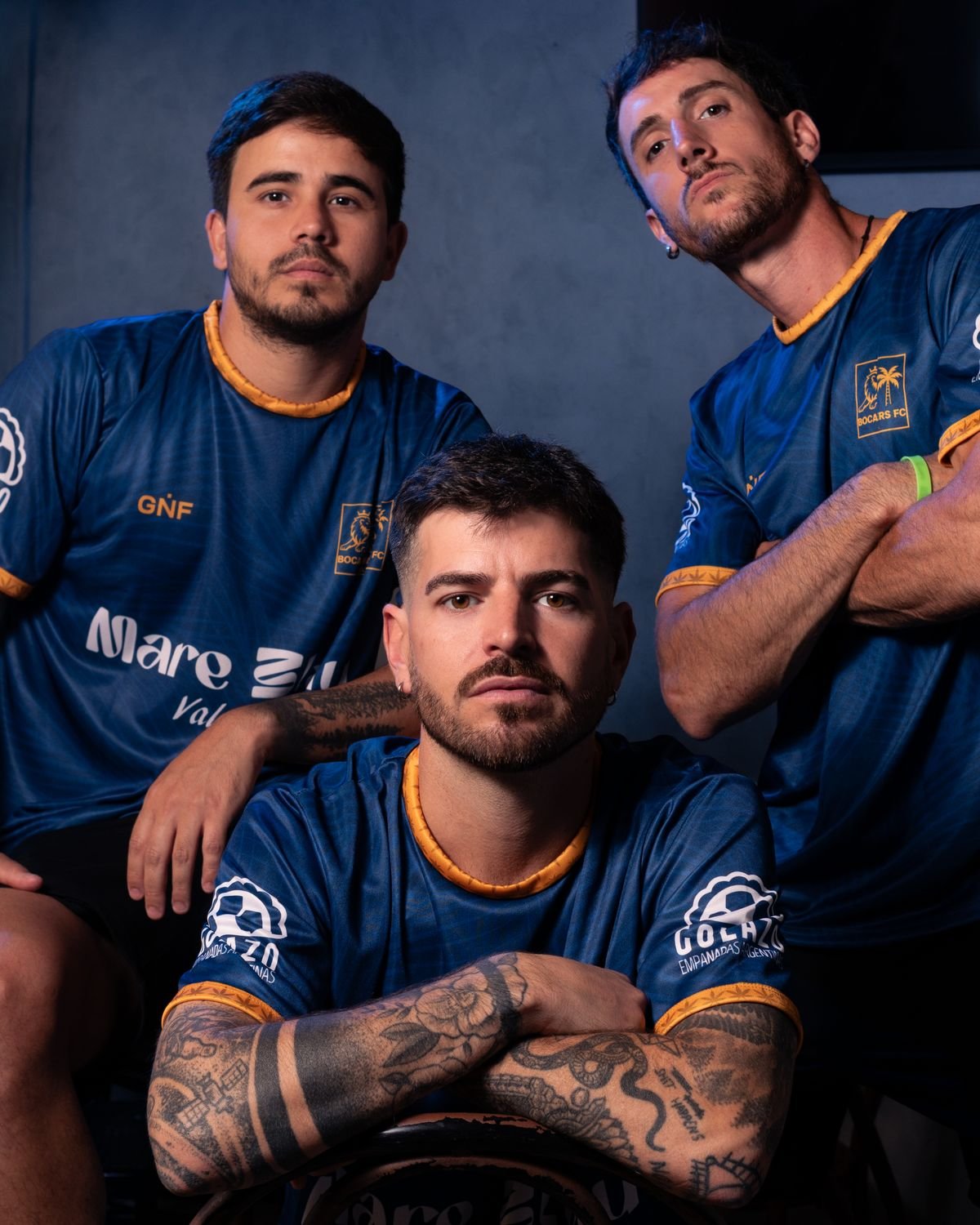 Tres jugadores serios mirando a cámara