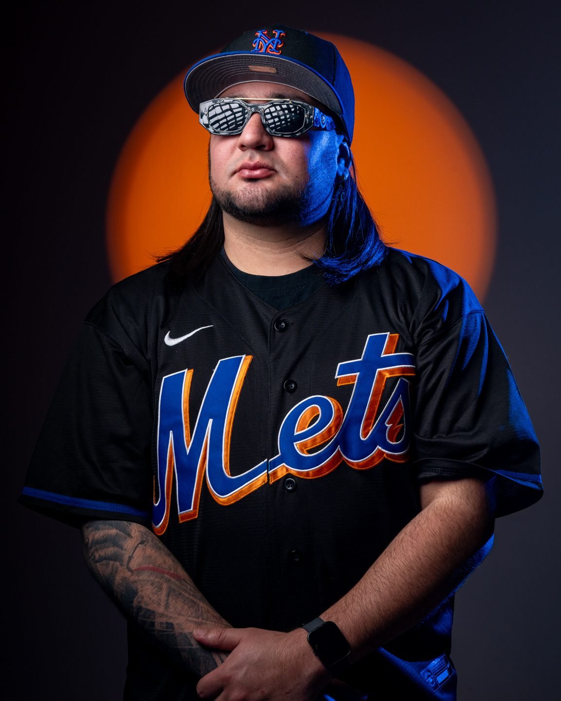 Retrato con gorra y camiseta de béisbol